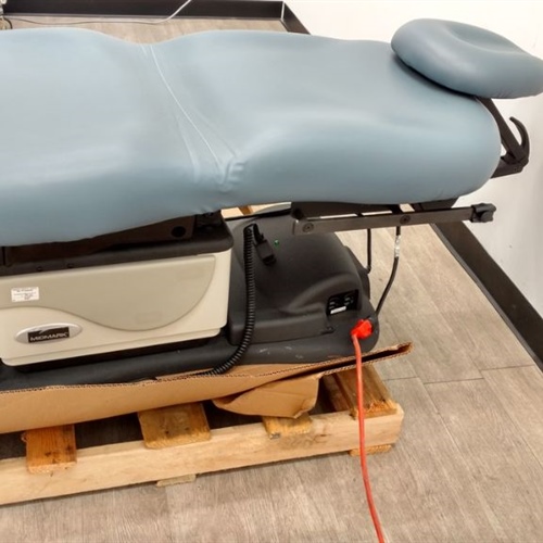 Midmark 630 Exam Table w/ Footswitch
