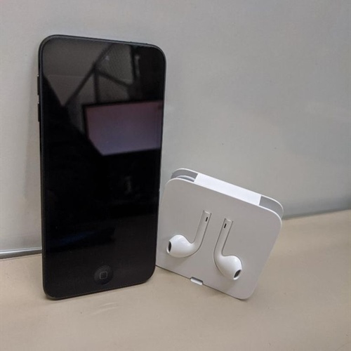iPod Touch 7th Generation 32gb W/headphones  (charger not included)